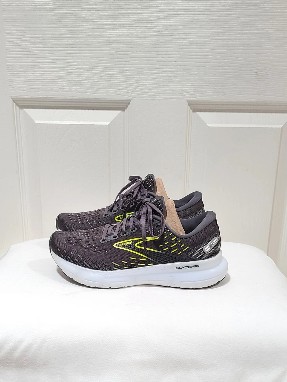Brooks Glycerin 20 Women's Black Running Shoes with Neon Yellow Accent Size 7